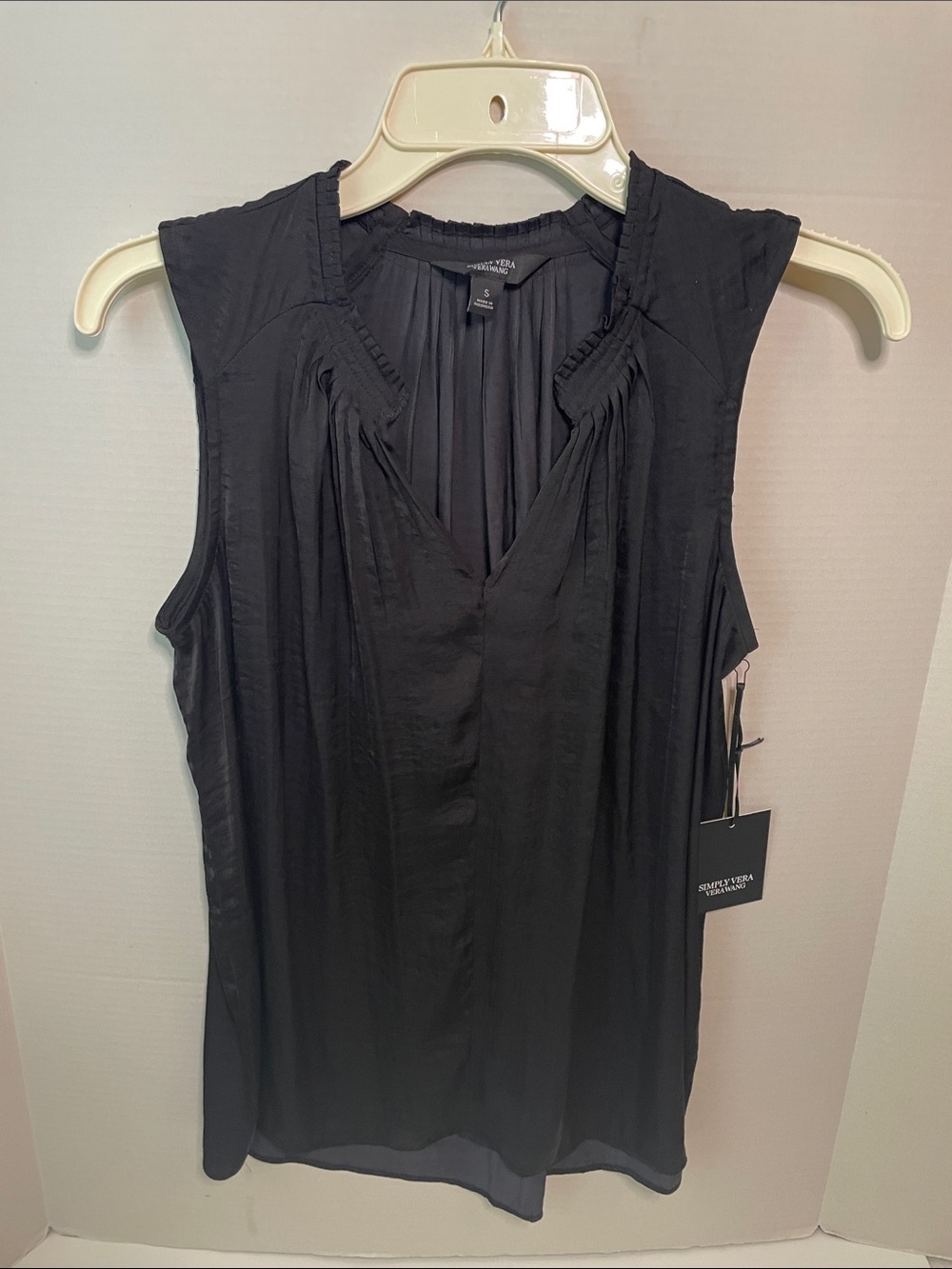 Simply Vera Vera Wang  Size Small Black Sleeveless V-Neck Camisole Tank top NWT